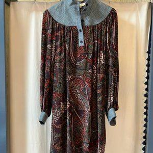 The Prissie short dress with long sleeves. Gathered details on the neckline and